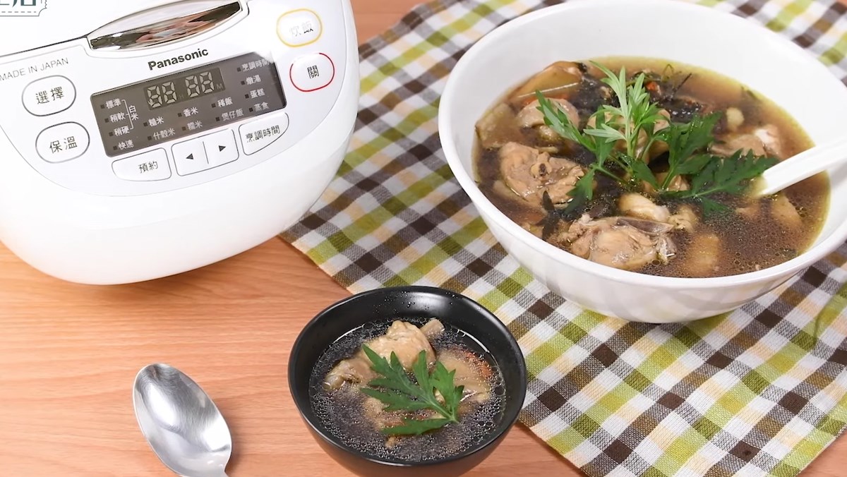 Cách hầm gà lá ngải bằng nồi cơm điện đậm đà bổ dưỡng cho sức khỏe cả nhà