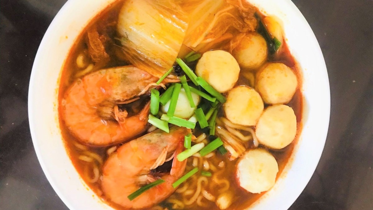 Cách nấu mì cay hải sản với mì gói siêu ngon, cay bá cháy