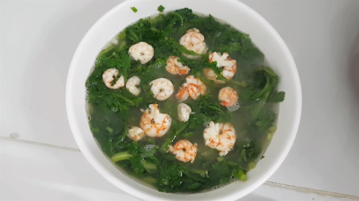 2 cách nấu canh cải cúc - tần ô với tôm sú và chả cá thơm ngon, đơn giản