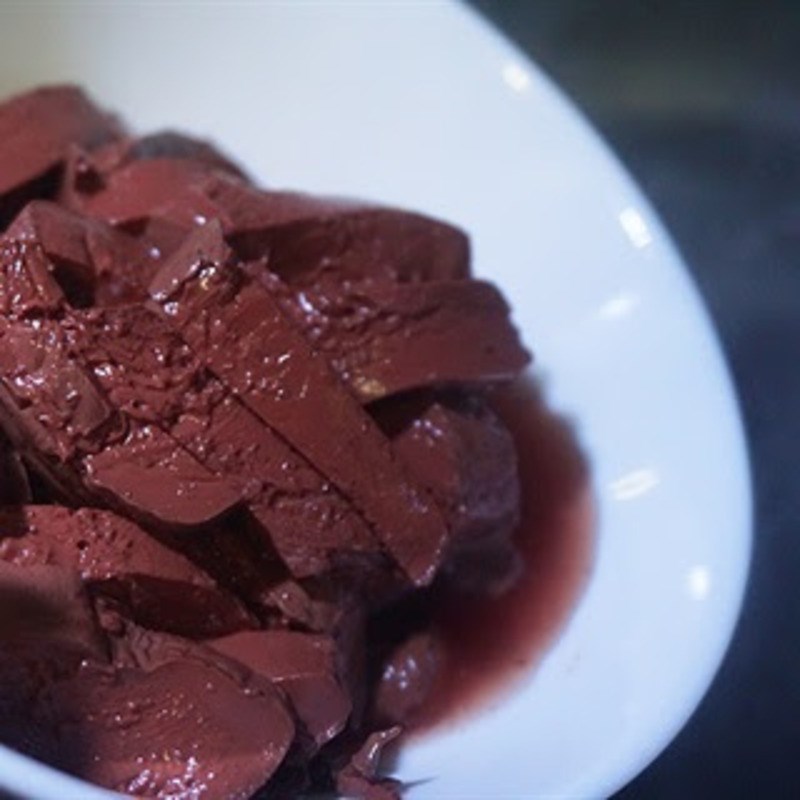 Bước 1 Sơ chế lòng heo Canh lòng lợn với huyết