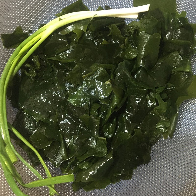 Bước 1 Sơ chế nguyên liệu Canh rong biển nấu xương heo