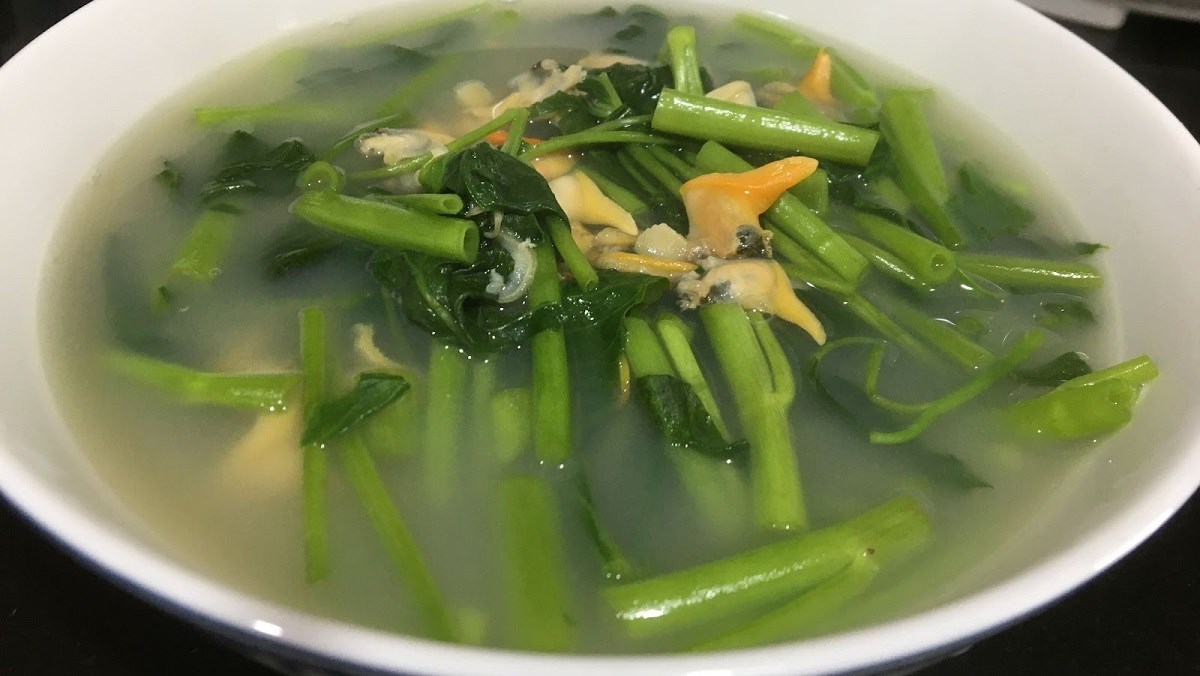 Cách nấu canh nghêu rau muống dân dã thanh mát đơn giản cho bữa cơm nhà