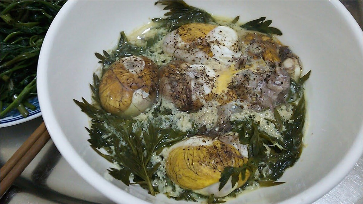 2 Cách làm trứng vịt lộn hấp bia và rau răm thơm ngon, bổ dưỡng