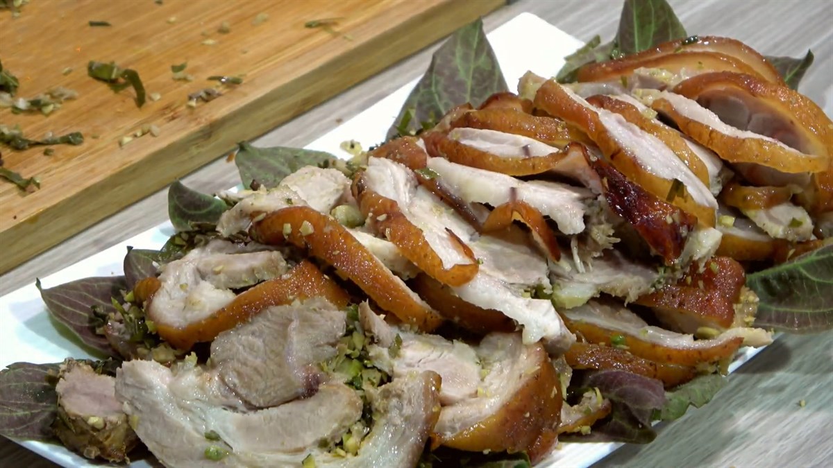 Cách làm giò heo nướng lá mắc mật vàng giòn, thơm béo ngon ngất ngây