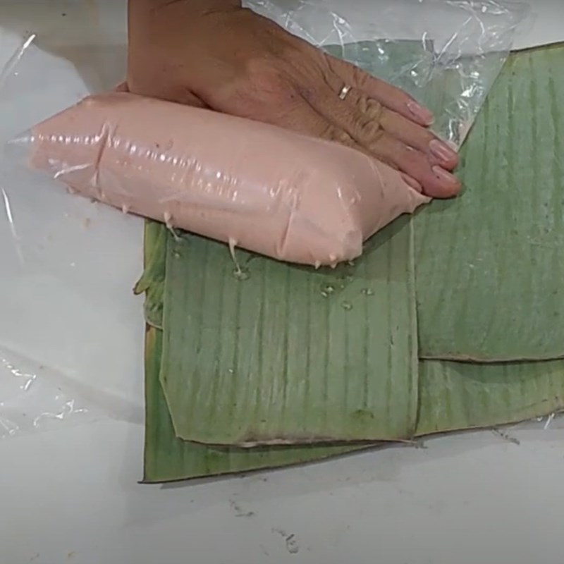 Bước 6 Bó chả lụa Chả lụa làm bằng máy xay thịt