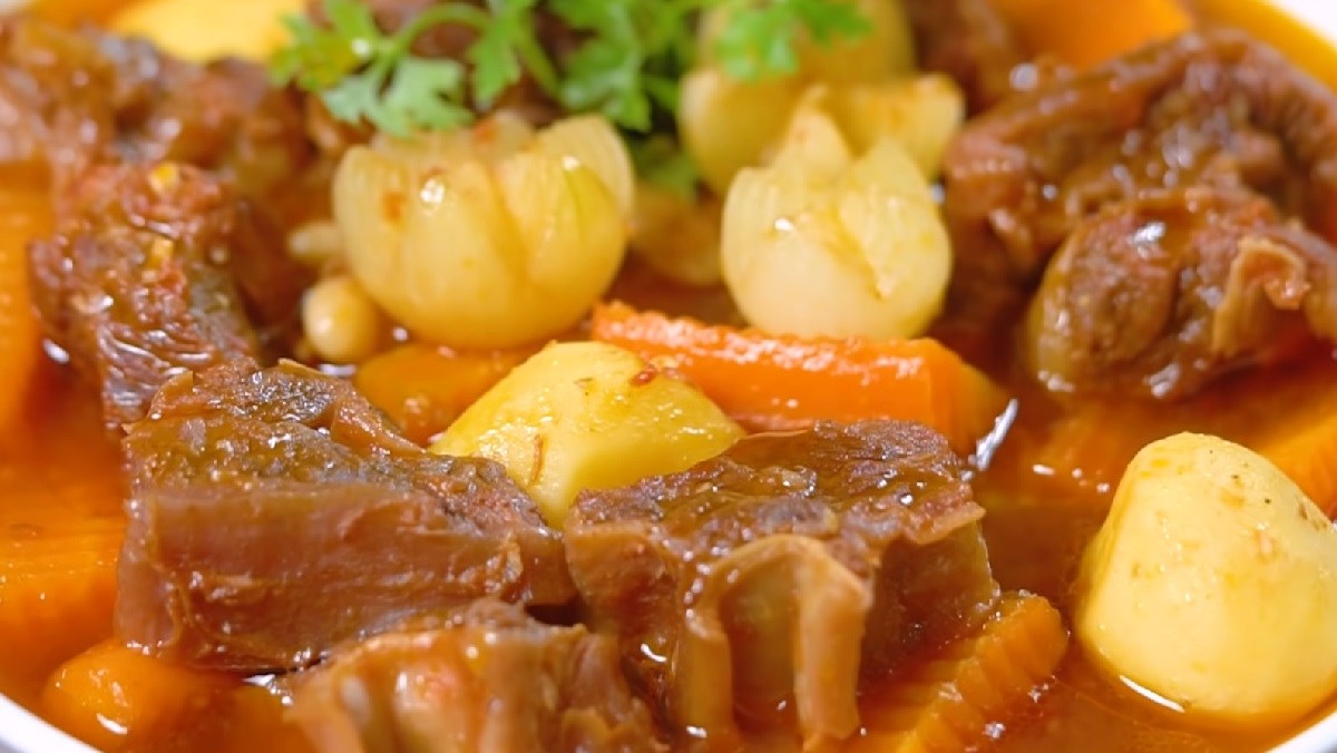 Lagu bò nấu đậu