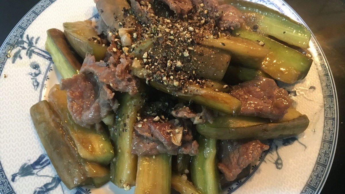 cachlamcatimxaothitbohapdanlavidoimonchobuacom-1200x676-2 Cà tím xào thịt bò