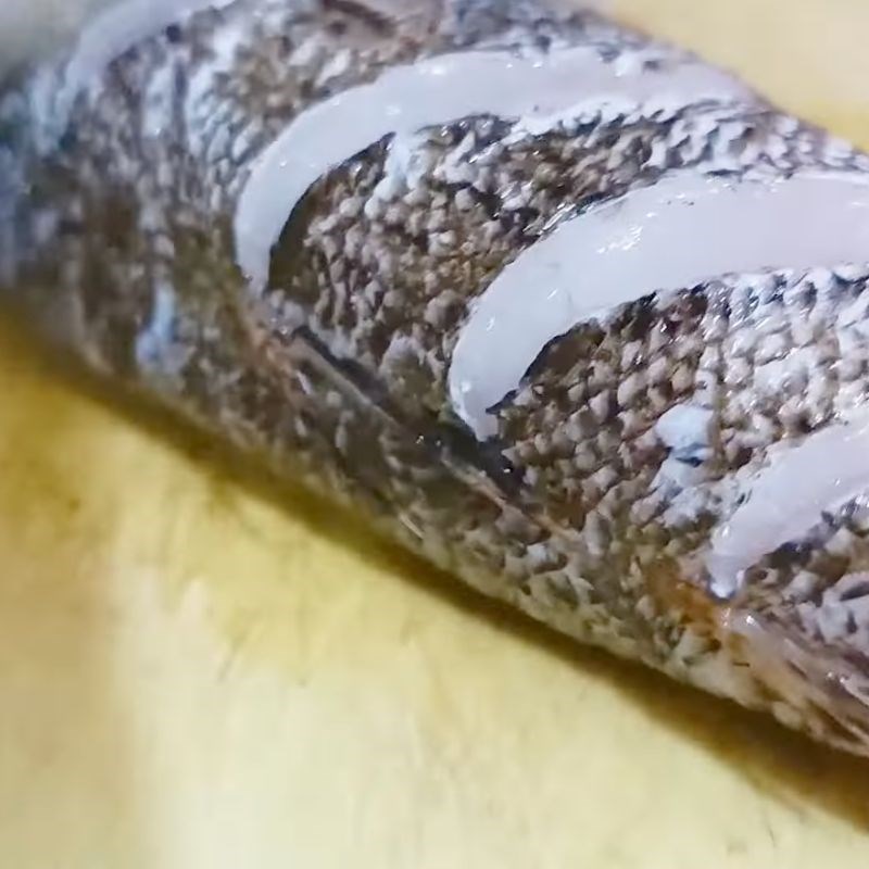 Bước 1 Sơ chế cá bống tượng Canh chua cá bống tượng