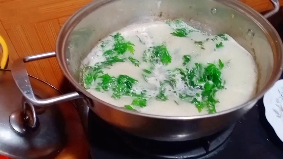 2 cách làm canh cá diếc nấu ngải cứu và nấu rau răm thơm ngon bổ dưỡng