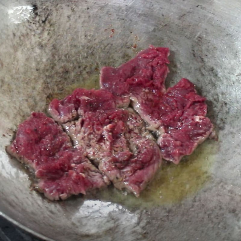 Bước 3 Chiên thịt bò Bò sốt tiêu xanh Bước 3 Chiên thịt bò Bò sốt tiêu xanh