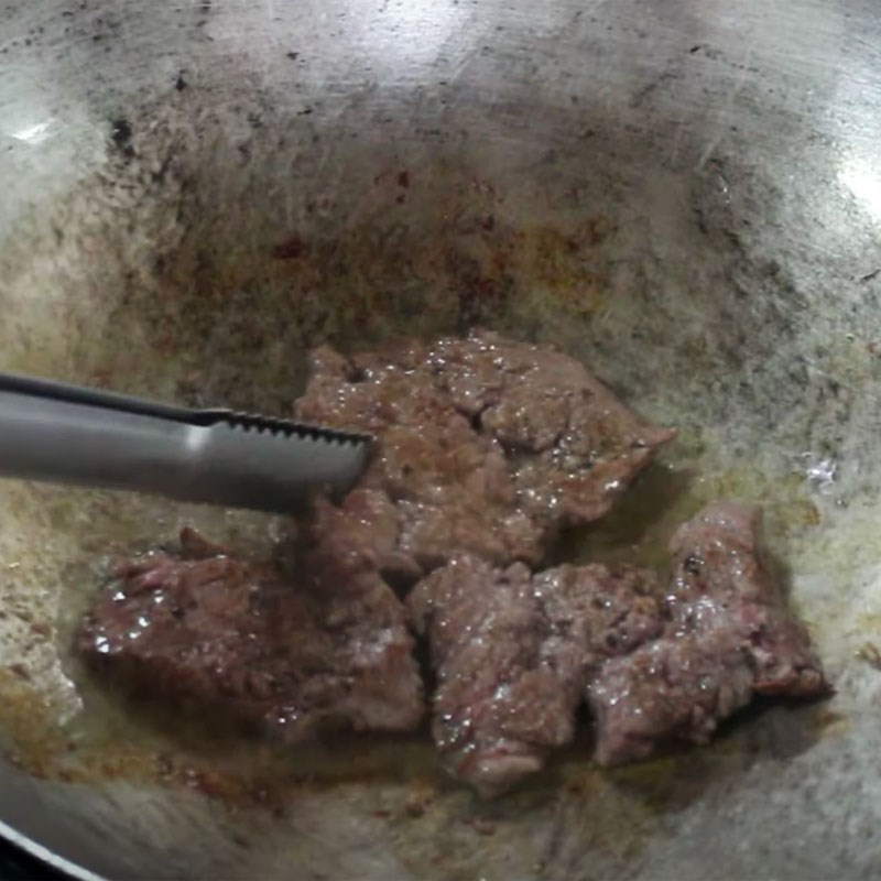 Bước 3 Chiên thịt bò Bò sốt tiêu xanh Bước 3 Chiên thịt bò Bò sốt tiêu xanh