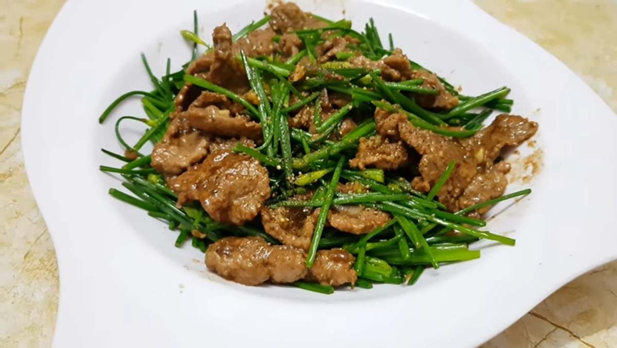 2 cách làm bông hẹ xào thịt bò và xào gan heo thơm ngon, hấp dẫn dễ làm