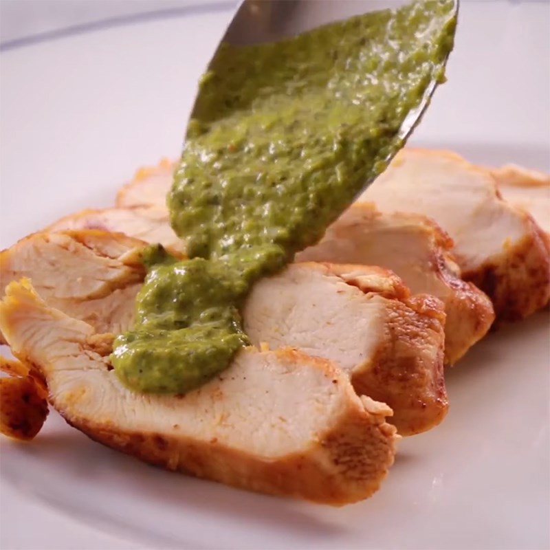 hoan-thanh-19 Bước 4 Hoàn thành Ức gà áp chảo sốt chimichurri