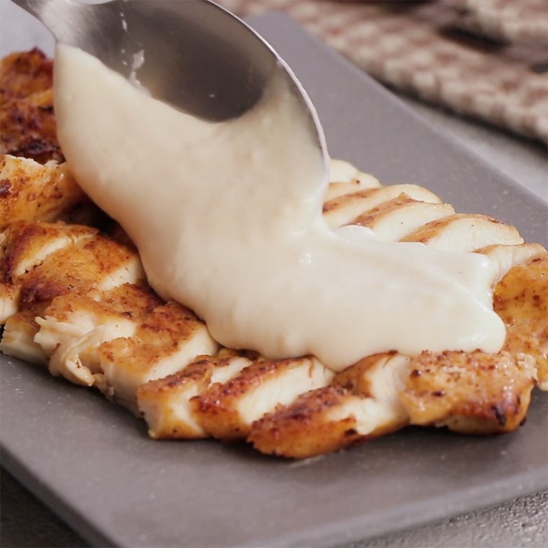 hoan-thanh-20 Bước 4 Hoàn thành Ức gà áp chảo sốt bechamel