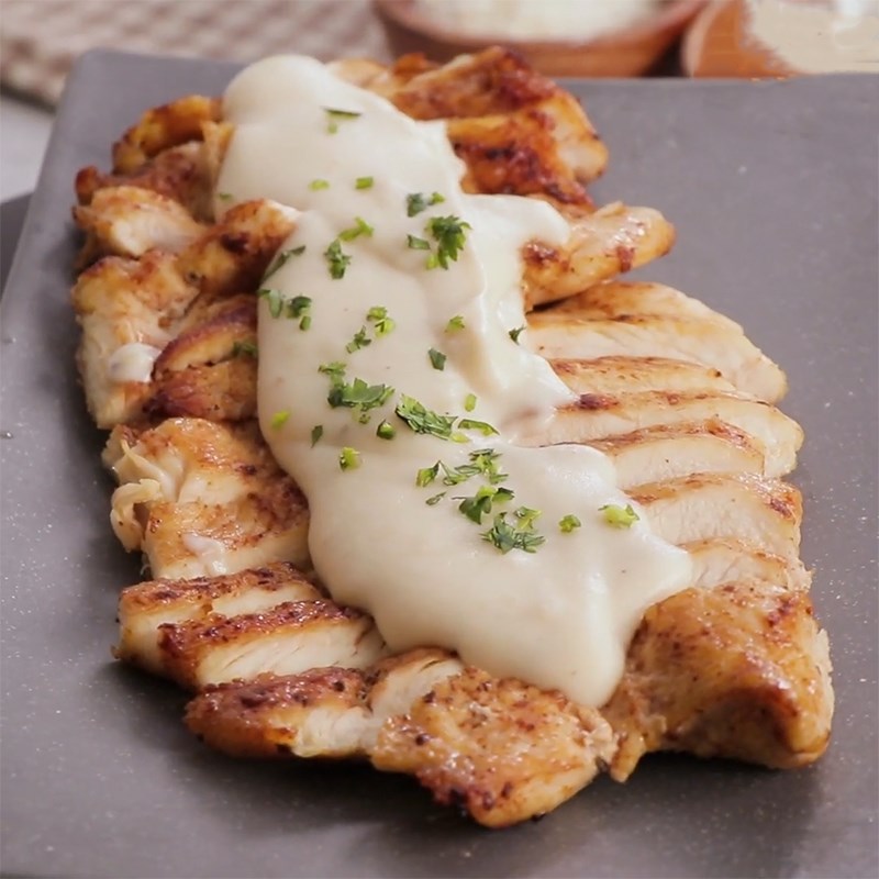 hoan-thanh-21 Bước 4 Hoàn thành Ức gà áp chảo sốt bechamel