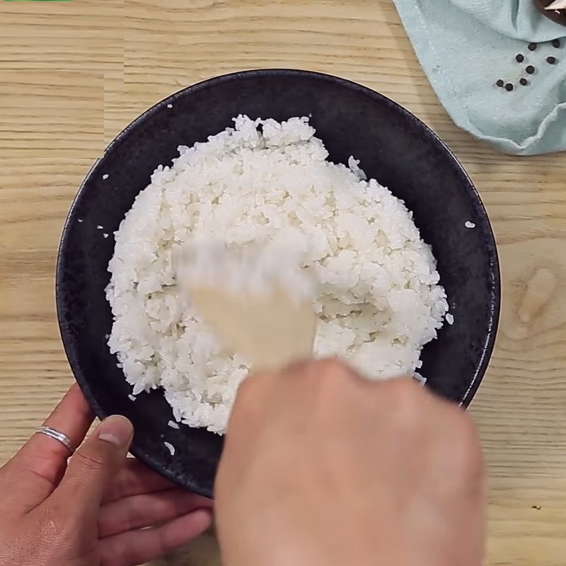 Bước 2 Trộn cơm Sushi chay nấm rau củ xào