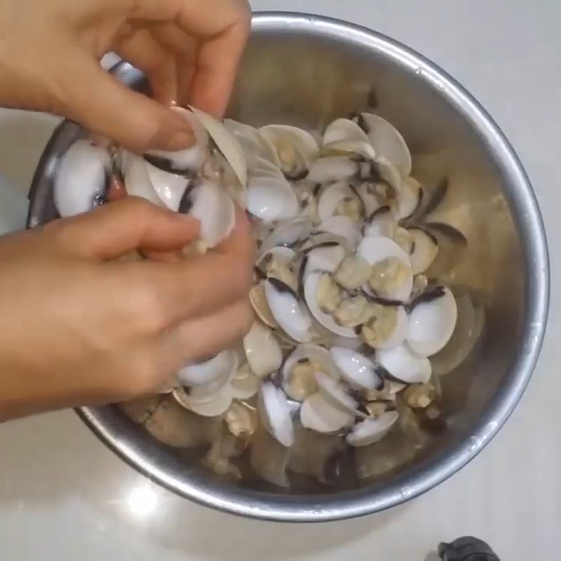 Bước 4 Lọc lấy thịt ngao Canh ngao nấu đậu phụ Bước 4 Lọc lấy thịt ngao Canh ngao nấu đậu phụ