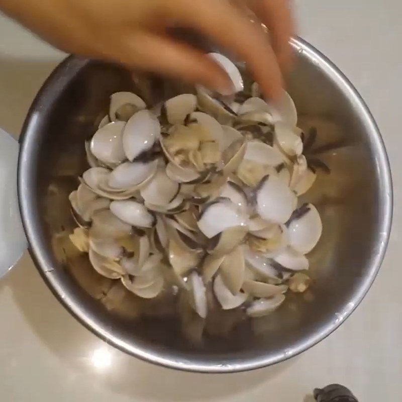 Bước 4 Lọc lấy thịt ngao Canh ngao nấu đậu phụ Bước 4 Lọc lấy thịt ngao Canh ngao nấu đậu phụ