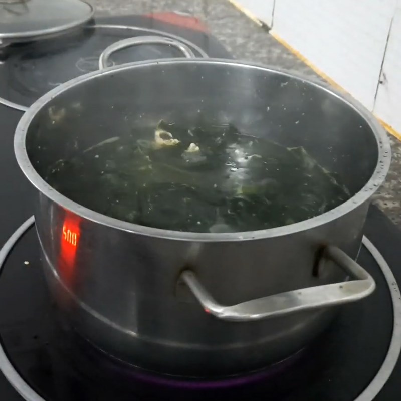 Bước 3 Nấu canh Canh rong biển tôm mực