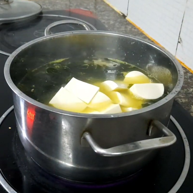 Bước 3 Nấu canh Canh rong biển tôm mực