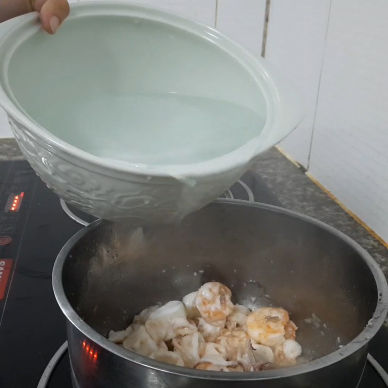Bước 3 Nấu canh Canh rong biển tôm mực