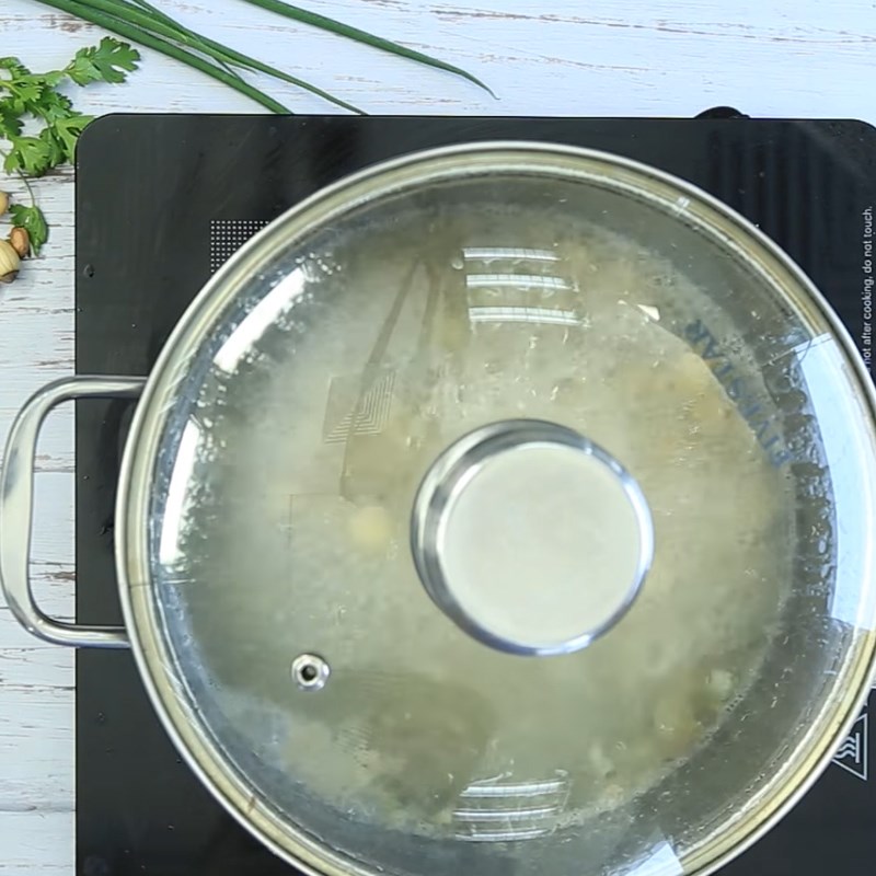 Bước 3 Nấu canh gà Canh gà hạt sen