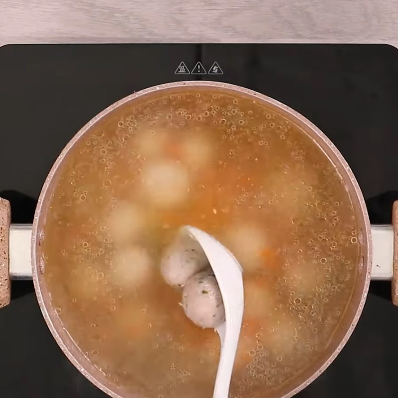 Bước 3 Nấu nước súp rau củ Súp tôm viên phô mai