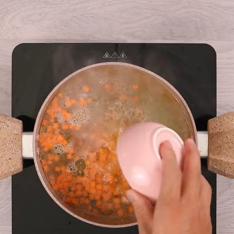 Bước 3 Nấu nước súp rau củ Súp tôm viên phô mai