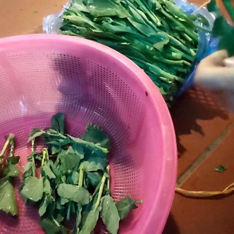 Nhặt rau cải làn