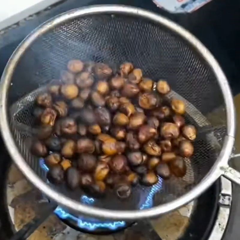 Bước 1 Nướng hạt dổi Cách chế biến hạt dổi bằng bếp ga