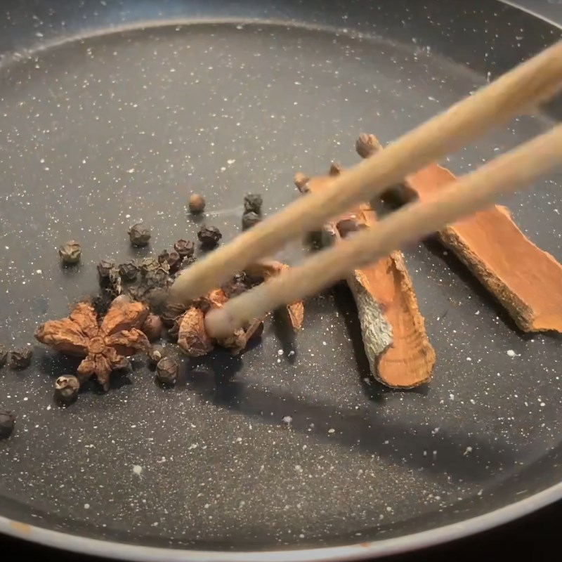 Bước 3 Rang thơm hoa hồi, quế, tiêu Bánh mì phá lấu