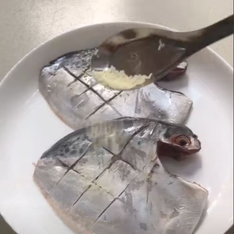 Bước 1 Sơ chế cá bánh lái Cá bánh lái chiên Bước 1 Sơ chế cá bánh lái Cá bánh lái chiên