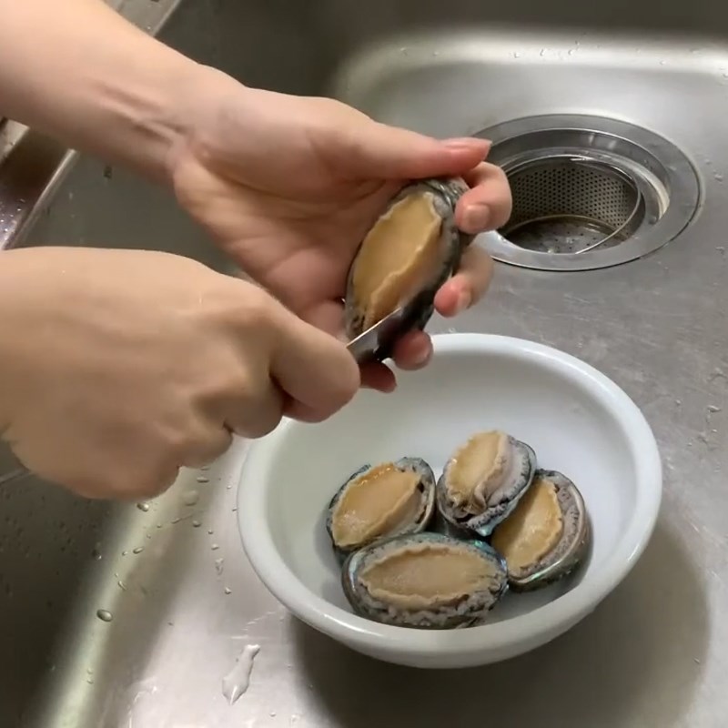 Bước 1 Sơ chế các nguyên liệu Canh rong biển bào ngư