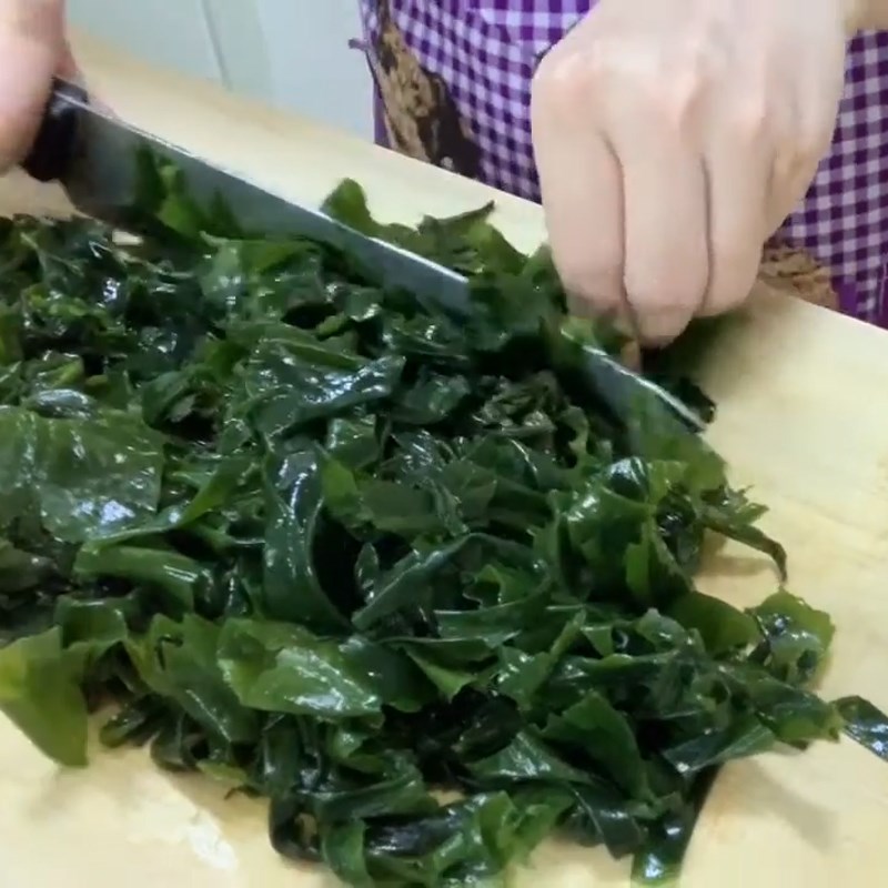 Bước 1 Sơ chế các nguyên liệu Canh rong biển bào ngư