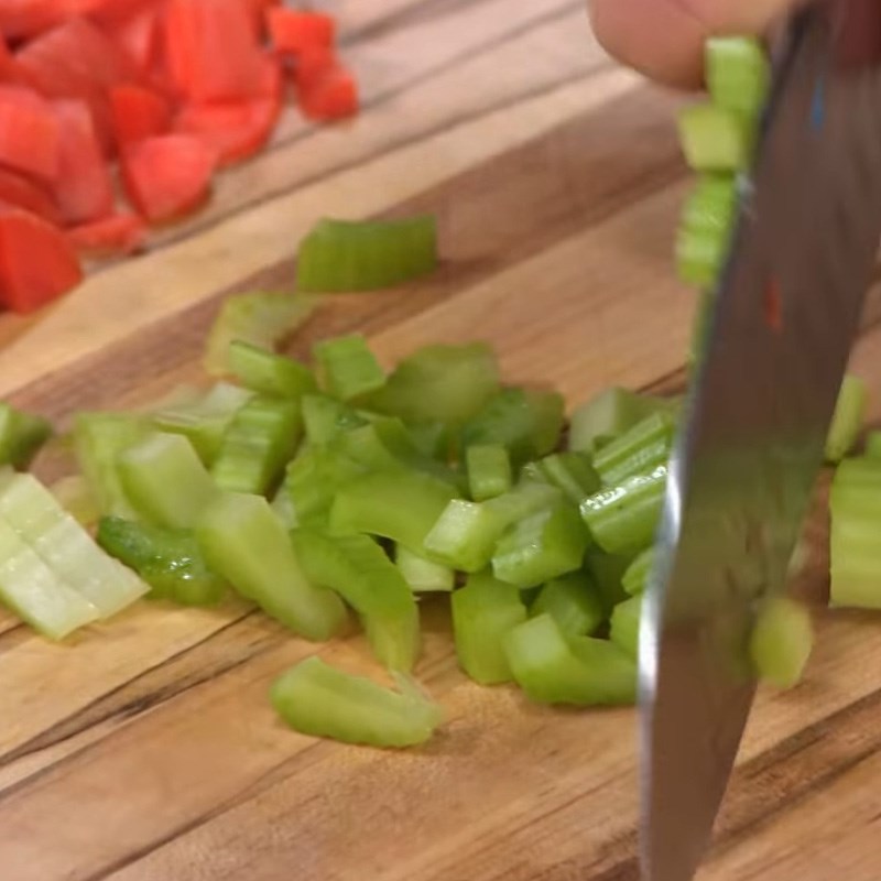 so-che-cac-nguyen-lieu-khac-120 Bước 2 Sơ chế các nguyên liệu khác Súp đậu Hà Lan thịt xông khói