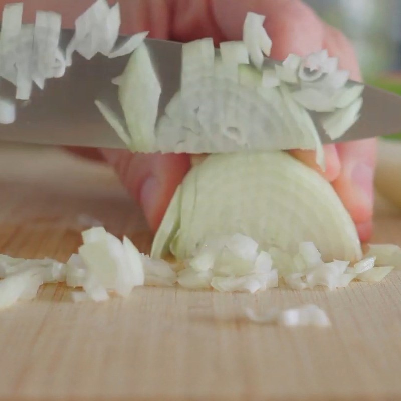 so-che-cac-nguyen-lieu-khac-121 Bước 2 Sơ chế các nguyên liệu khác Súp đậu Hà Lan thịt nguội