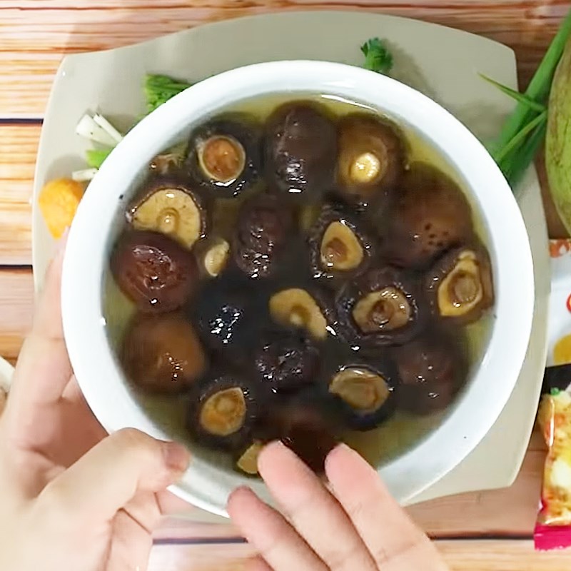 so-che-cac-nguyen-lieu-khac-27 Bước 2 Sơ chế các nguyên liệu khác Gà nấu tỏi