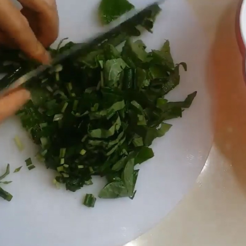 so-che-cac-nguyen-lieu-khac-352 Bước 2 Sơ chế các nguyên liệu khác Canh trai nấu bầu mồng tơi