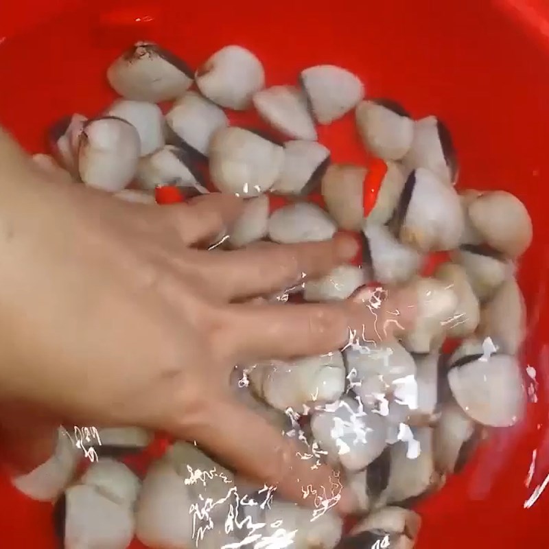 Bước 1 Sơ chế ngao Canh ngao nấu đậu phụ Bước 1 Sơ chế ngao Canh ngao nấu đậu phụ