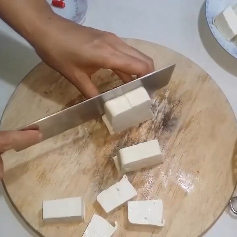 Bước 2 Sơ chế nguyên liệu Canh ngao nấu đậu phụ Bước 2 Sơ chế nguyên liệu Canh ngao nấu đậu phụ