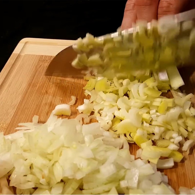 so-che-nguyen-lieu-214 Bước 1 Sơ chế nguyên liệu Súp kem đậu Hà Lan