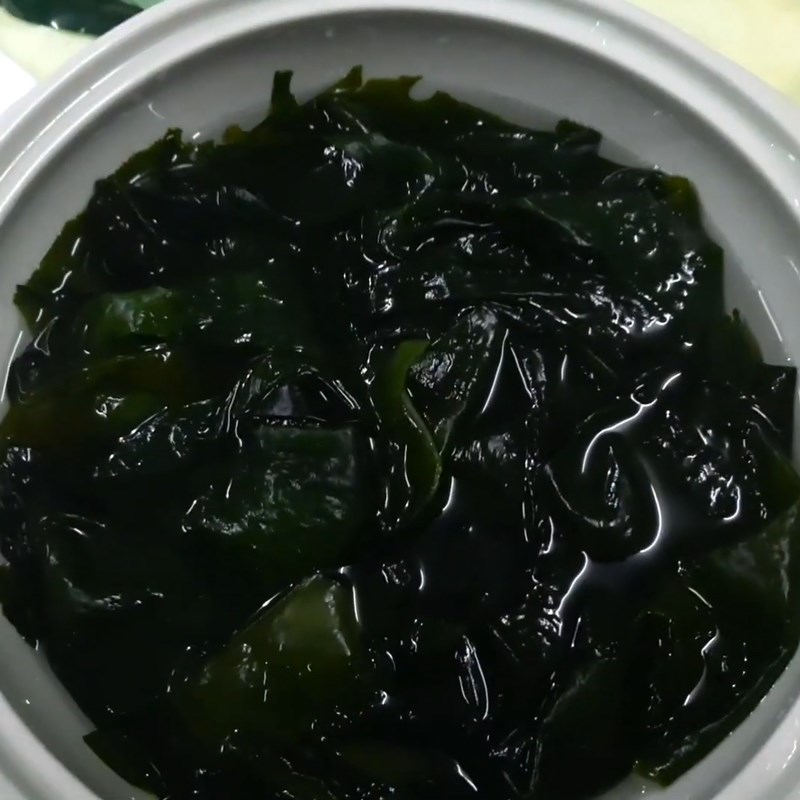 Bước 1 Sơ chế nguyên liệu Canh rong biển tôm mực