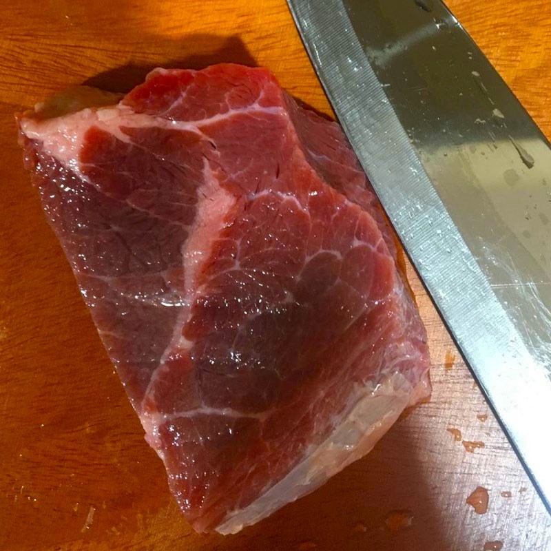 Bước 1 Sơ chế thịt bò Bò sốt tiêu xanh Bước 1 Sơ chế thịt bò Bò sốt tiêu xanh