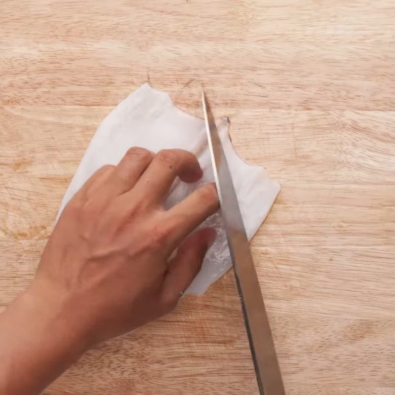 so-che-va-tran-so-muc-1 Bước 1 Sơ chế và trần sơ mực Canh mực nấu dứa