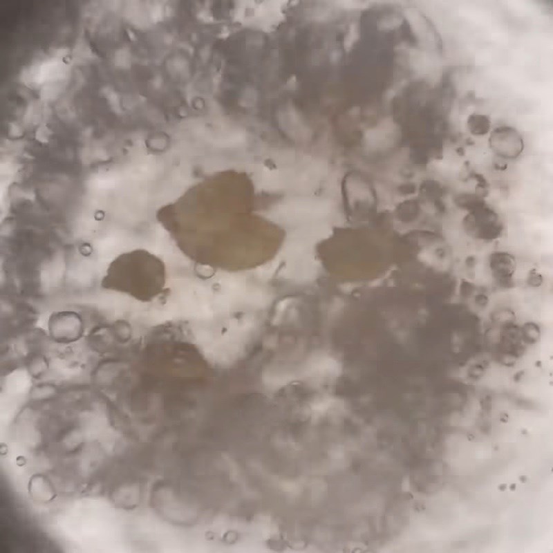 so-che-va-tran-so-muc-2 Bước 1 Sơ chế và trần sơ mực Canh mực nấu dứa