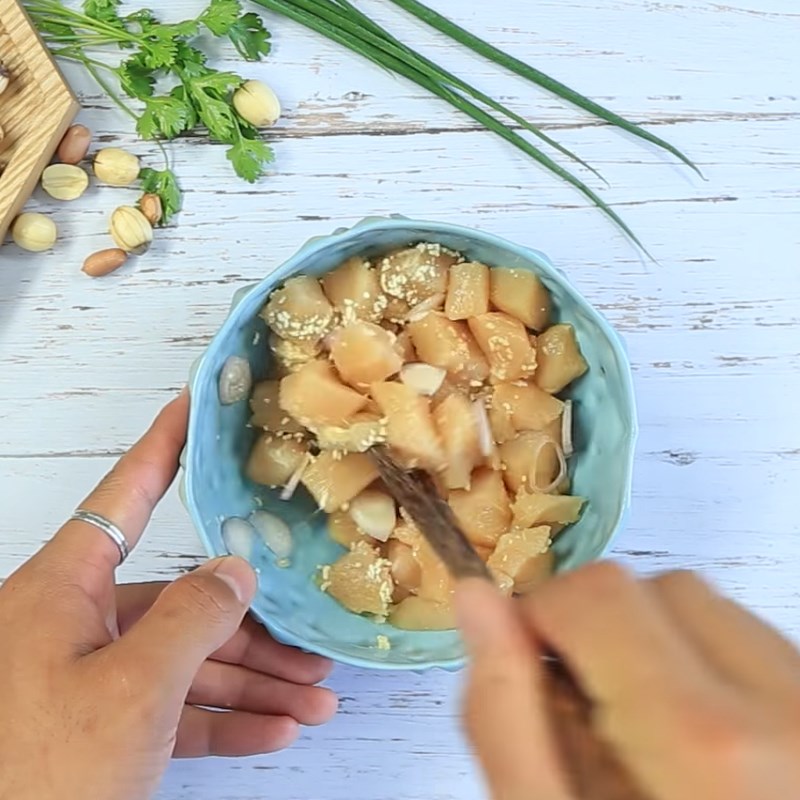 Bước 1 Sơ chế và ướp thịt gà Canh gà hạt sen