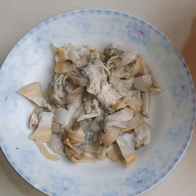 so-che-va-uop-trai-1 Bước 1 Sơ chế và ướp trai Canh trai nấu bầu mồng tơi