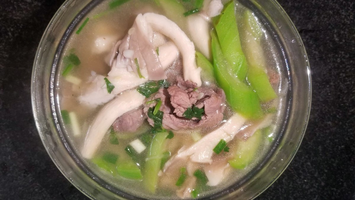 Canh mướp nấu thịt bò và nấm bào ngư