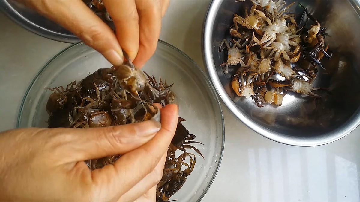 Cách sơ chế và lọc cua đồng