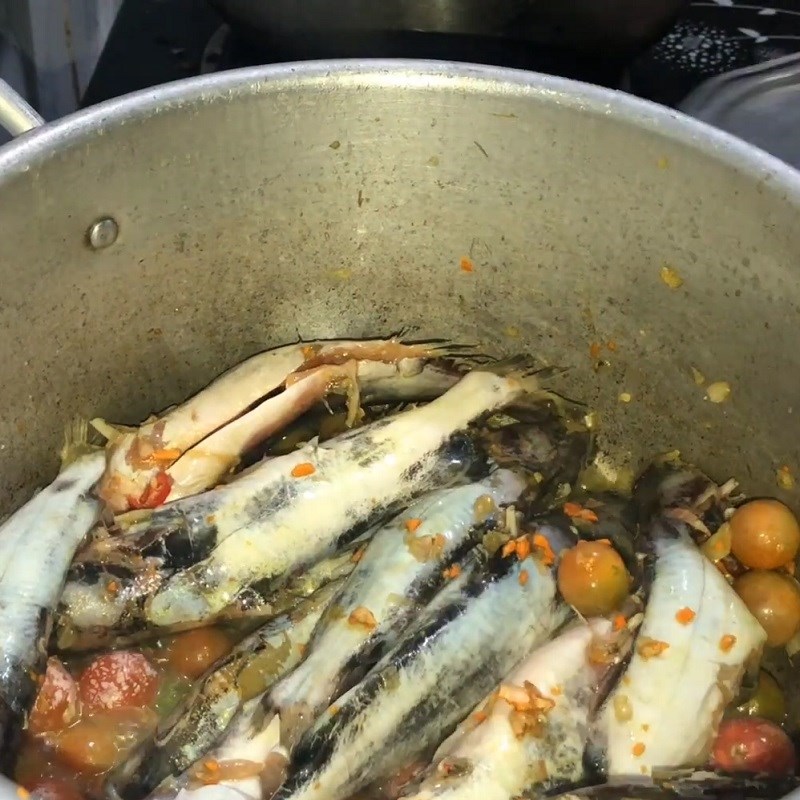 uop-ca-29 Bước 3 Ướp cá Cá bò nấu canh chua